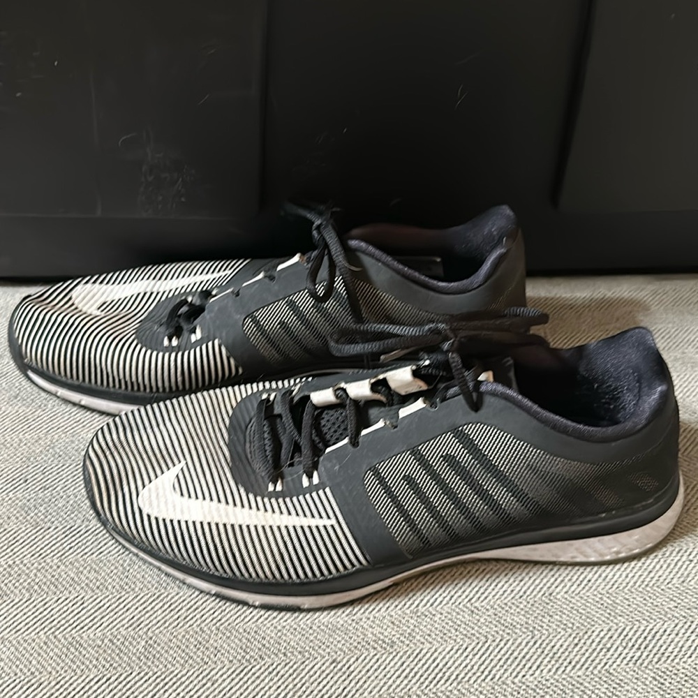 Men’s Nike Zoom Speed TR athletic shoes in black and white